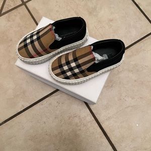 Toddler Burberry shoes. Size euro 23 US 7. Have some little scuffs Box included